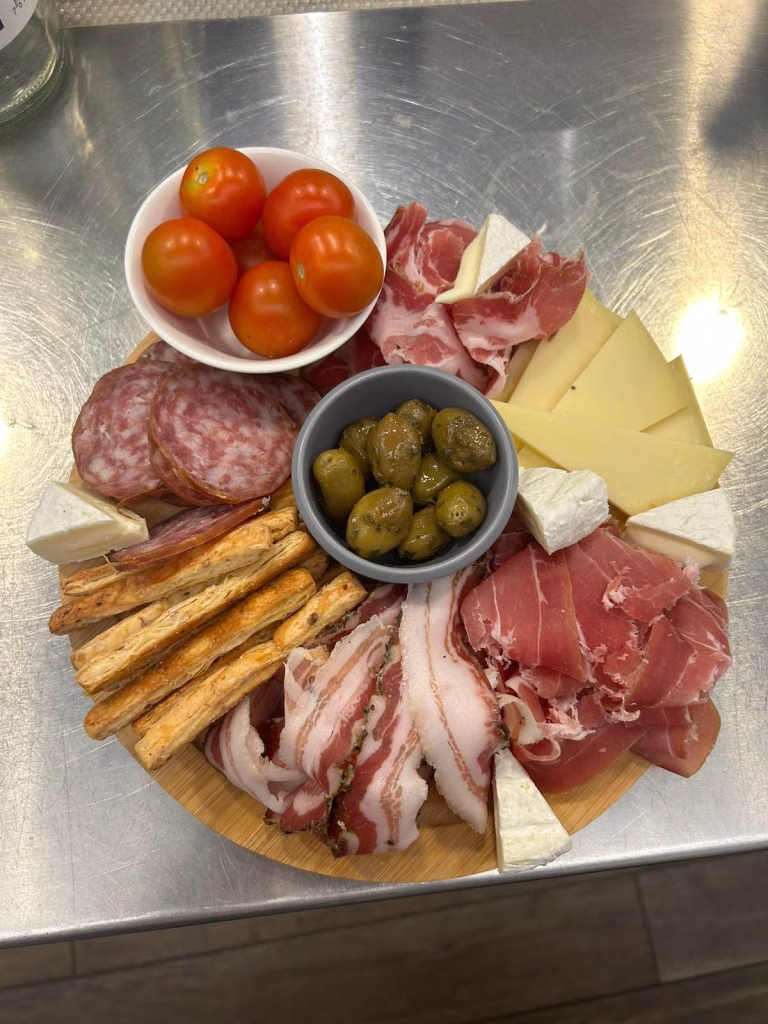 Assiette gourmande : charcuteries, fromages, olives, tomates et gressins