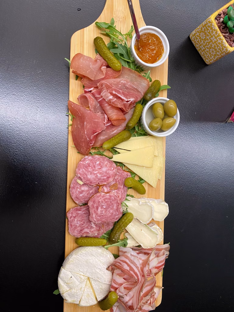 Planchette de charcuteries et de fromages à partager
