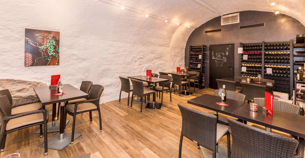 La salle voûtée avec ses tables et ses casiers à vin