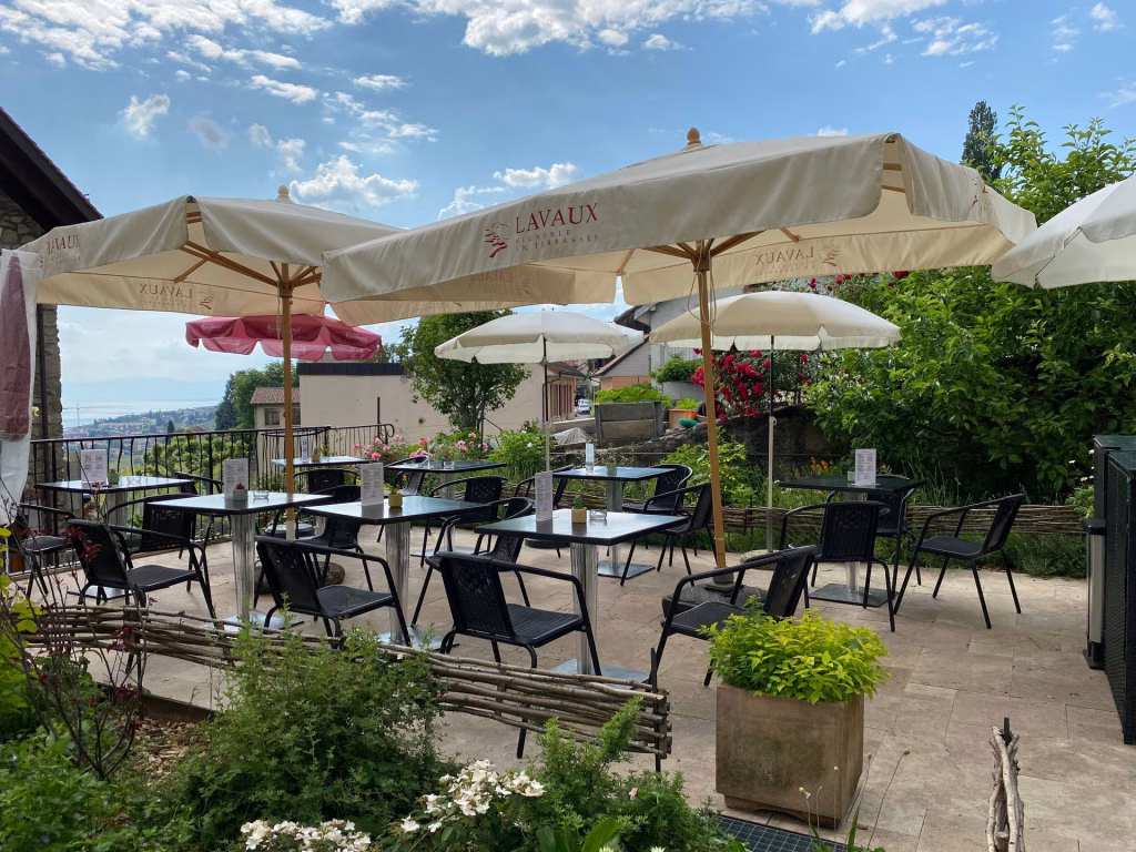 La terrasse du bar à vin et ses parasols