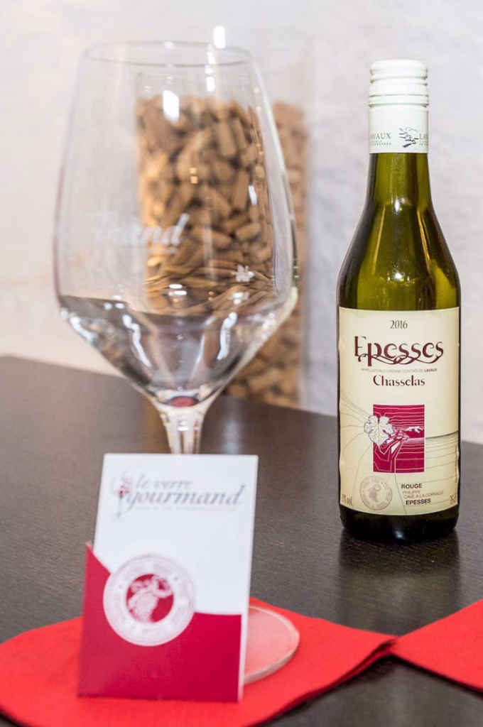 Verre à vin, bouteille d’Epesses et carte du Verre Gourmand